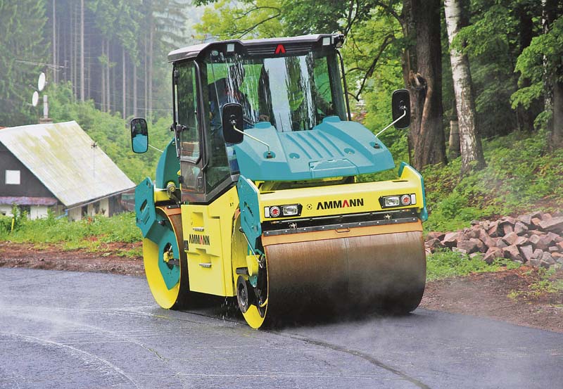 Moderne Motorentechnologie mit wassergekühlter Abgasrückführung und Diesel-Oxidations-Katalysator machen die ARP 95 umweltfreundlich und effizient. (Foto: Ammann Verdichtung)