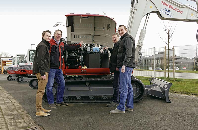 v.l.n.r.: Hendrick Kuckhoff, Martin Jäger, Heiner Kuckhoff (alle Erwentraut) und Holger Strugholz (Bereichsleiter Takeuchi)  bei der Einweisung in einen Takeuchi TB 290-Kompaktbagger.    (Foto: Wilhelm Schäfer GmbH)