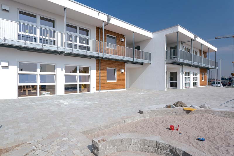 In der Weissacher Boschstraße, in unmittelbarer Nähe zu Wiesen und Gartengrundstücken, ist ein freundliches und abwechslungsreiches Kinderhaus entstanden. Die Gemeinde verantwortet den Neubau – gemeinsam mit der Porsche AG.   (Foto: ALHO Holding GmbH)
