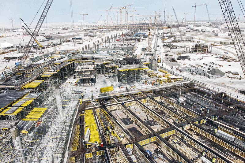 Doka Abu Dhabi entwickelte eine kundenspezifische Schalungslösung für den Ausbau des internationalen Flughafens in Abu Dhabi.    (Foto: Doka)