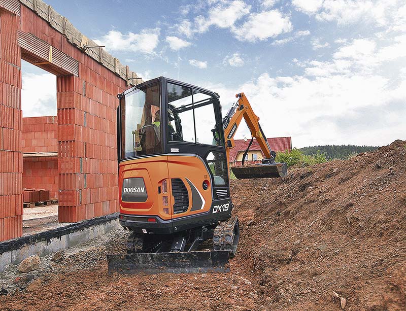 Mit vollständig eingefahrenem Unterwagen kann die Maschine auch schmale Passagen befahren. (Foto: Doosan Infracore Construction Equipment)