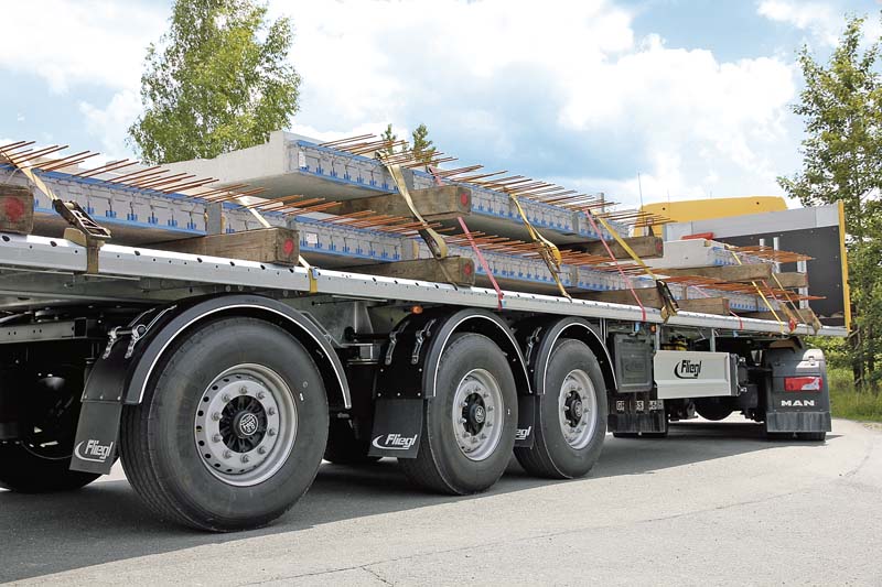 Neben den Querträgern dient eine Zurrleist zum Einhängen der Spanngurthaken, mehr Spielraum bietet der Außenrahmen mit Load Lock Profil. (Foto: Fliegl Fahrzeugbau GmbH)