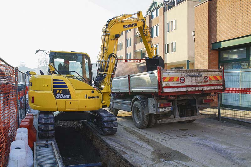 Die speziell für Hydraulikbagger entworfene ROPS-Fahrerkabine bietet hohe Festigkeit und Schutz. (Foto: Komatsu Europe International)