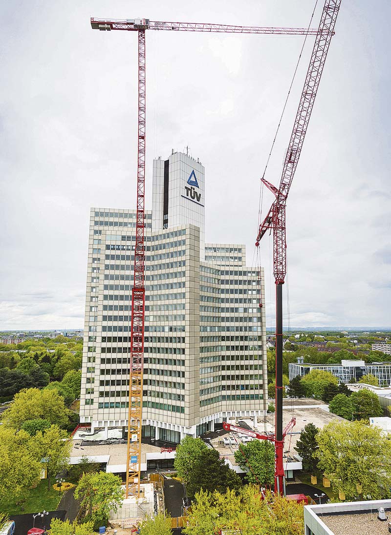 Mit einem 750 Tonnen Autokran wurde der WOLFF in nur 2,5 Tagen auf seine Endhöhe montiert.  (Foto: Matthias M. Heinekamp)