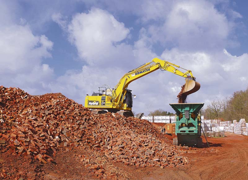 Komatsu HB215LC-2 im Einsatz an der Brecheranlage. (Foto: Schlüter Baumaschinen GmbH)