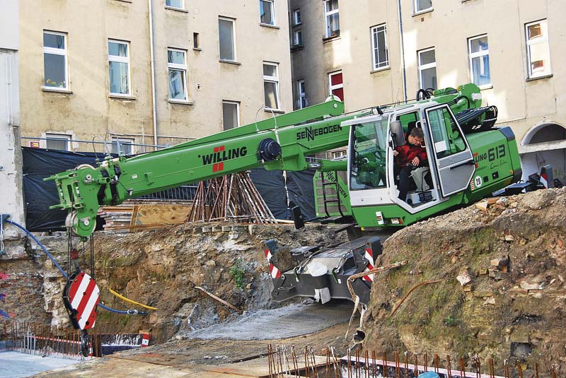 Es geht eng zu in den Berliner Hinterhöfen: Für alle Hebeaufgaben setzt die  Cocon Wohnbau einen flexiblen Sennebogen 613 Mobilteleskopkran ein. (Foto: Sennebogen Maschinenfabrik GmbH)