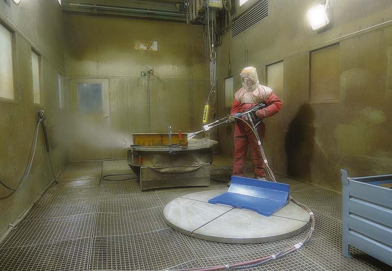 Mittels Höchstdrucktechnik lassen sich auch Bauteile mit komplizierten Geometrien dekontaminieren.  (Foto: Woma GmbH)