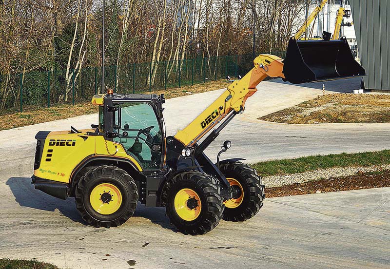 Gelenk-Radlader Agri Pivot T 70:  Einsatzgewicht  7.150 kg / Abmessungen (l x b x h) 6.250 x 2.100 x 2.690 mm / Betriebslast: 3.000 kg mit eingefahrenem Ausleger bei einer 1,10 m³-Schaufel.  (Foto: Dieci S.r.l.)
