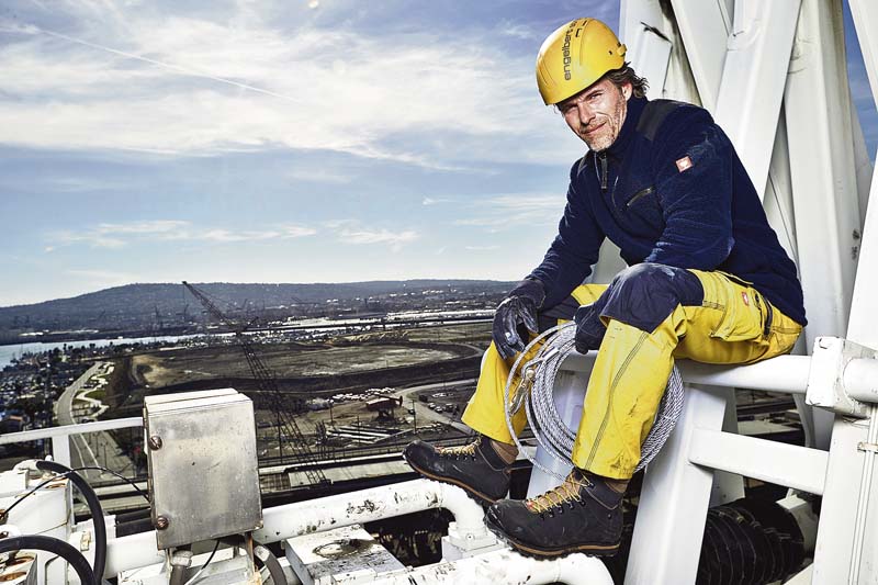 Während der eine Bauarbeiter stundenlang auf den Knien rumrutscht, kraxelt der andere – Spiderman gleich – Fassaden hoch.  (Foto: engelbert strauss)