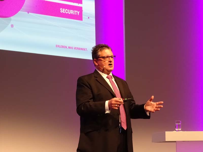 Dirk Backofen, Leiter Marketing Geschäftskunden bei der Telekom Deutschland, auf der Mittelstands-Veranstaltung in Dresden.  (Foto: DBU/Heiko Metzger)