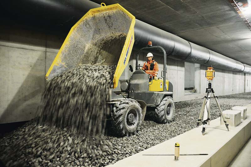 Ein Dumper von HKL transportiert den für die Gleisanlage benötigten Schotter und kippt ihn auf den jeweiligen Abschnitten ab. (Foto: HKL Baumaschinen)