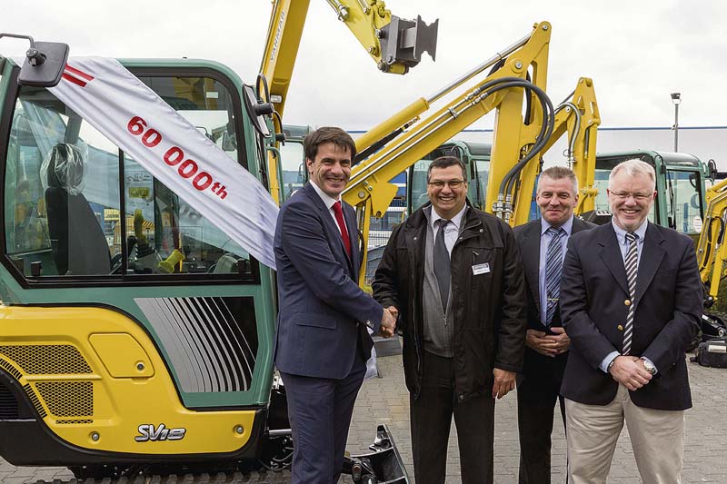 Im Bild (v.l.n.r.): Jean-Marc Reynaud (YCEE-President), Manuel Lopez (Geschäftsführer Lopez-Infantes Baumaschinen), Frank Thoss (Area Sales Manager YCEE Deutschland und Polen) und Andreas Hactergal (Sales and Marketing Director YCEE). (Foto: YCEE)