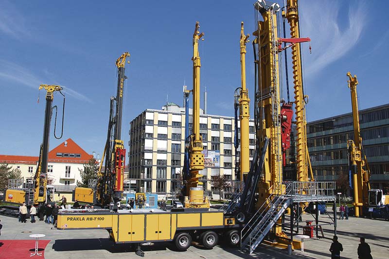Freigelände mit Bauer-Hauptverwaltung im Hintergrund. (Foto: Bauer AG)