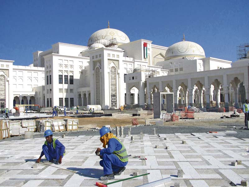 300.000 Quadratmeter Natursteinpflaster-Fläche vor dem Präsidentenpalast in Abu Dhabi müssen eingesandet werden. (Foto: Probst Greiftechnik Verlegesysteme GmbH)