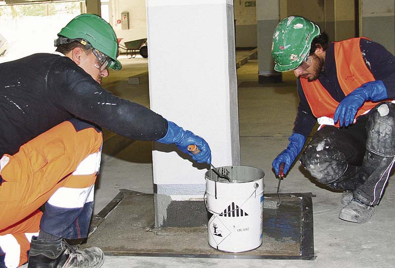 Risikovermeidung beim Umgang mit Epoxidharzen. Hierzu hat die BG Bau eine Studie vorgelegt.  (Foto: BG BAU)