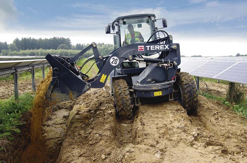 Die Ladeanlage des Terex TL70S ist nach rechts und links jeweils um 90 Grad schwenkbar. Ein Vorteil auf sehr schmalen Baustellenabschnitten. (Foto: Terex)