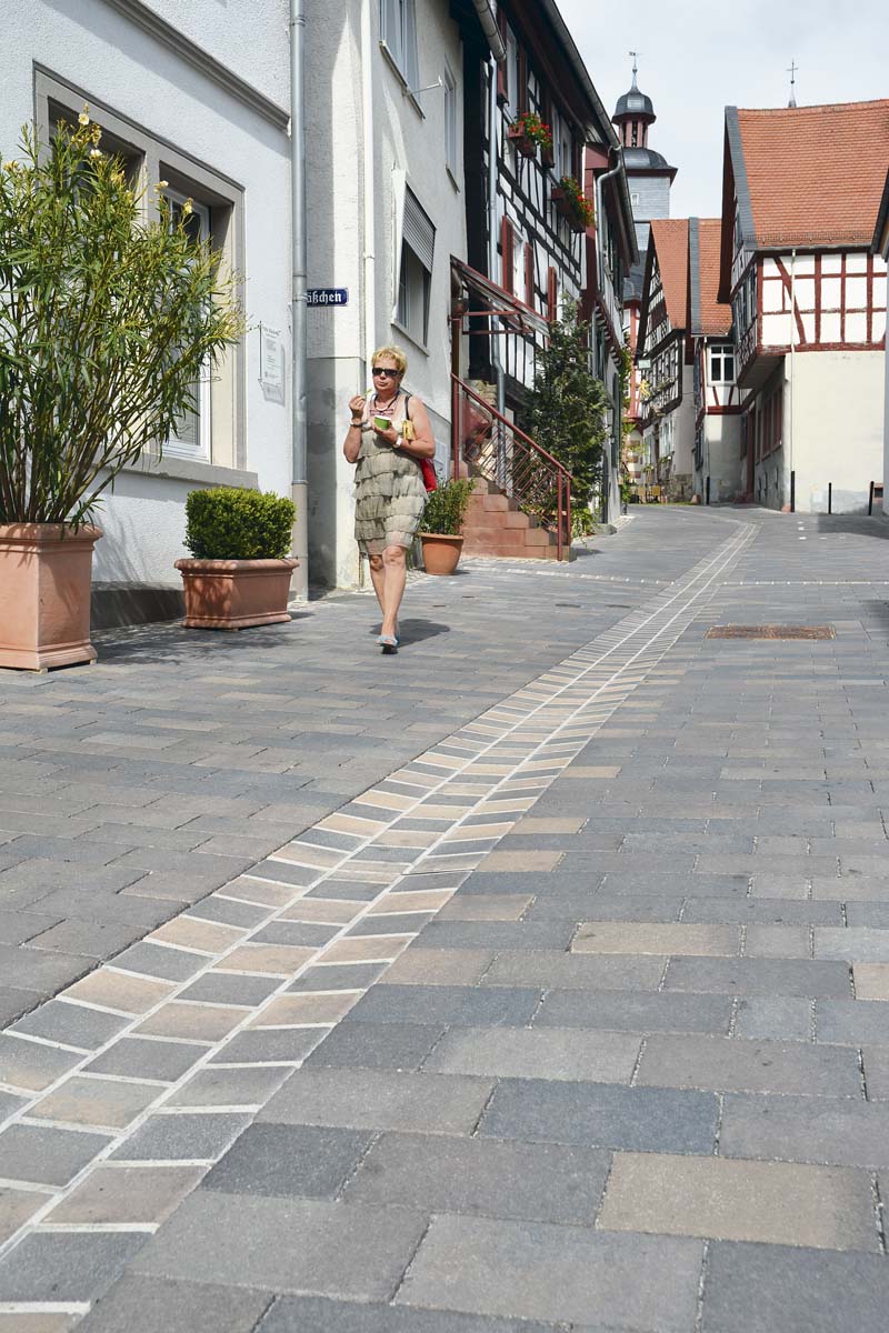 Auch die „Kellereigasse“ wurde mit dem System „CombiStabil“ saniert. Die farblich passende Rinne verfügt ebenso über die Einstein-Verbundtechnologie. (Foto: Einstein-Fugentechnik)