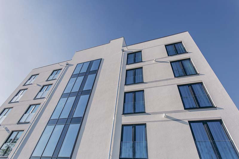 Queens-Hotel in Pforzheim-Niefern. Sechs Geschosse aus Alho-Raummodulen ergänzen das 4-Sterne Hotel. (Foto: Alho Holding GmbH)