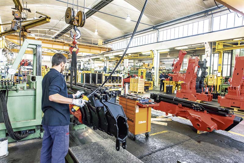 In einem Fassi-Kran stecken Ressourcen aus fünf Unternehmensstandorten und elf Werken – allesamt in Italien. (Foto: Fassi GRU)