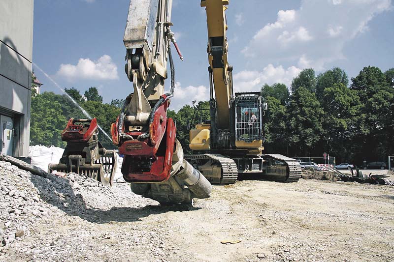 Der Werkzeugwechsel dauert selbst bei den Longfront-Baggern mit den Variolock-Systemen keine Minute.   (Foto: Lehnhoff Hartstahl)