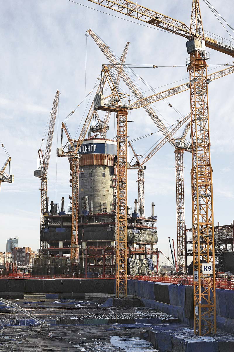 Liebherr-Turmdrehkrane im Einsatz beim Bau des höchsten Gebäudes Europas.  (Foto: Liebher-Werk Biberach GmbH)
