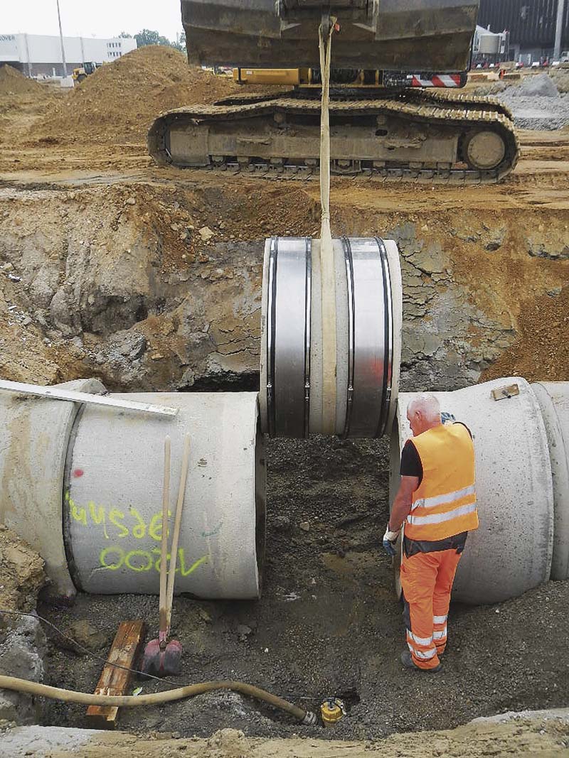 Da sehr viele der eingesetzten Stahlbetonrohre geschnitten werden mussten, kamen Übergangskupplungen von Mücher zum Einsatz.   (Foto: Mücher Dichtungen GmbH & Co. KG)