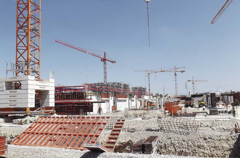 Auf der Münchner Großbaustelle an der Hochäckerstraße drehen sich die Kräne und die Schalungssysteme von Paschal formen den Beton. (Foto: Paschal-Werk G. Maier GmbH)