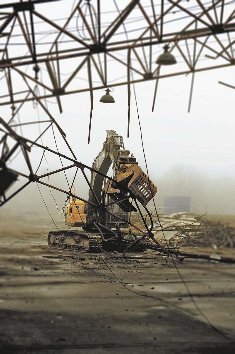 Für die Entkernung und Teilsanierung m Schweriner Schloss orderte die Hagemann GmbH beim Volvo-Mietpark von Swecon smartrent einen Raupenbagger EC220D mit Abbruch-Sortiergreifer.  (Foto: Swecon Baumaschinen GmbH)