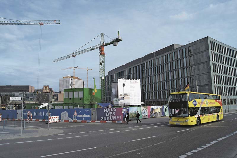 Mit dem Rücken zur Spree stehend: Blick auf die Baustelle am Kapelle-Ufer. Ganz hinten ragt das Klinikgebäude der Charité empor.  (Foto: Dietmar Puttins)