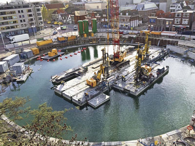 Bau der Unterwasserbetonsohle mit 585 GEWI-Pfählen für die Tiefgarage.    (Foto: Bauer AG)
