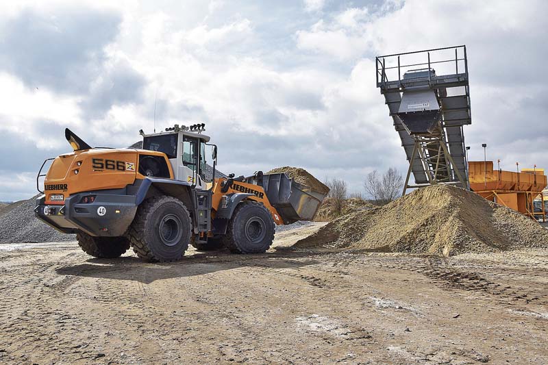Ein Liebherr-Radlader L 566 XPower fährt Schwemmsand auf Halde, den ein Saugbagger aus dem See gewinnt.  (Foto: Liebherr-Werk Bischofshofen GmbH)