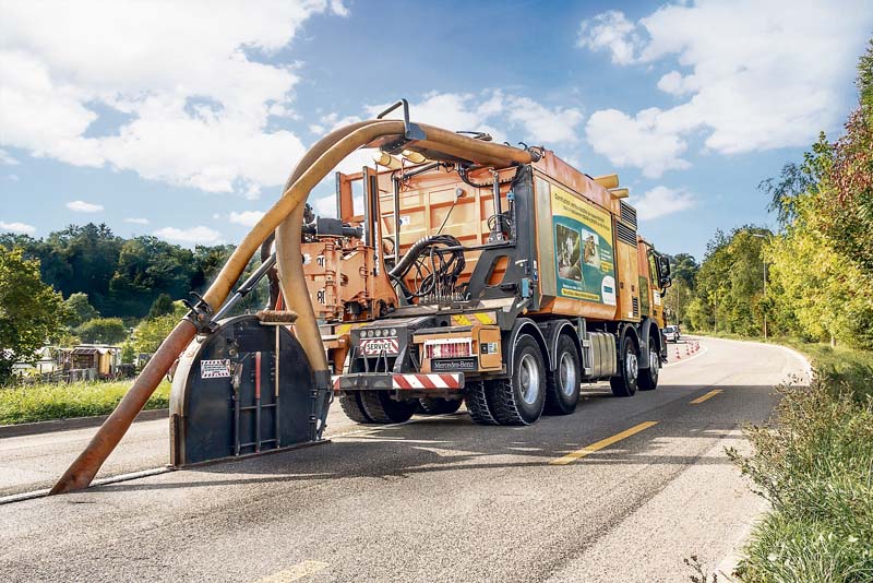Die Cleanfast-Fräse fräst durch die Asphaltschicht einen schmalen Kanal tief in den Boden. (Foto: Leonhard Weiss)