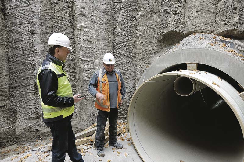 Polier Hermann Schürmann (r.) und Amiantit-Gebietsleiter Thomas Wede bei der Besichtigung der fertigen Haltung. Mit Abstandshaltern wurden die Flowtite GFK-Profile in den Mantelrohren fixiert. (Foto: Amiantit Germany)