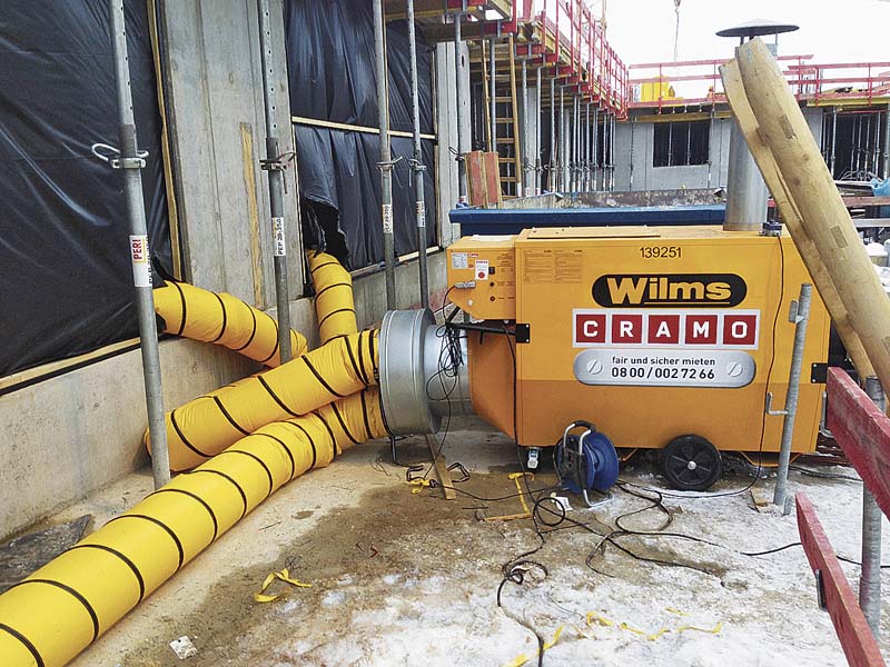 Mit Verteilern beheizten die vor dem Rohbau aufgestellten Wilms-Geräte die betroffenen Flächen.  (Foto: Cramo AG)