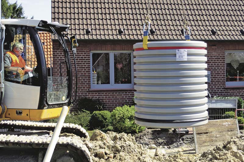 Vor Ort leicht zu handhaben: das aus PVC-U gefertigte Steigrohr des 1000er Schachtes von Funke.  (Foto: Funke Kunststoffe GmbH)