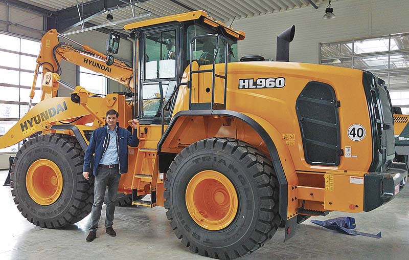 Ralf Bosse, Geschäftsführer von Wienäber Baumaschinen, vor dem Hyundai-Radlader HL-960. (Foto: Wienäber GmbH & Co. Baumaschinen KG)