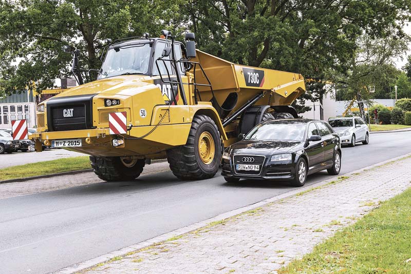 Dumper auf öffentlichen Straßen zu fahren, ist ab sofort erlaubt. Sie müssen aber eine Straßenzulassung vorweisen können.  (Foto: Fotospektrum/Zeppelin)