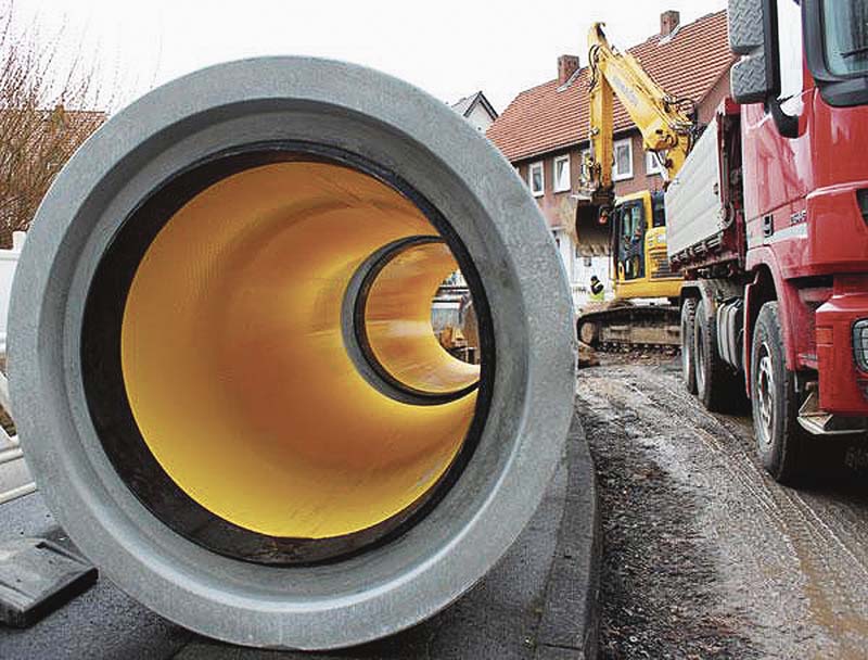 Perfect Pipe Stahlbetonrohre DN1000 mit werkseitig integrierten Kunststoff-Steckverbindern kurz vor der Installation auf der Baustelle in Sandershausen, Gemeinde Niestetal.    (Foto: Schlüsselbauer Technology GmbH & Co. KG)