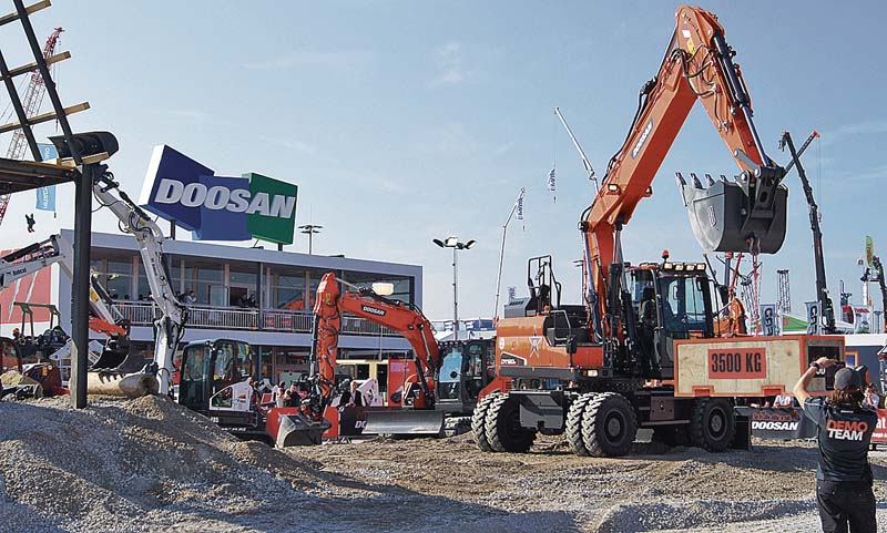 Am Messe-Stand von Doosan und Bobcat konnten die Besucher Live-Demonstrationen verfolgen.  (Foto: Heiko Metzger)