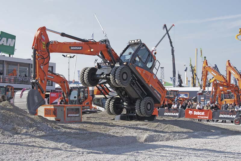Leistungsschau auf der bauma in München: Der DX190W-5 in Aktion vor Publikum.  (Foto: Puttins)