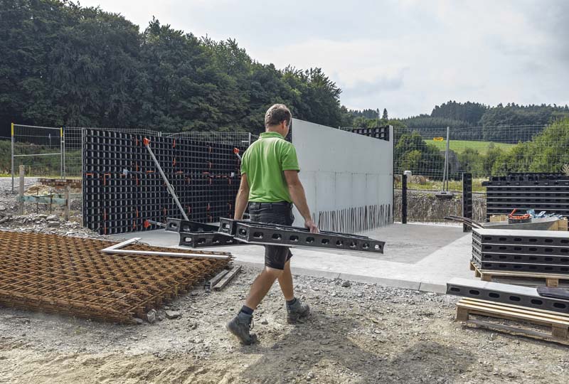 Das Schalen mit leichten Elementen verringert den Geräte- und Kraneinsatz.   (Foto: Peri GmbH)
