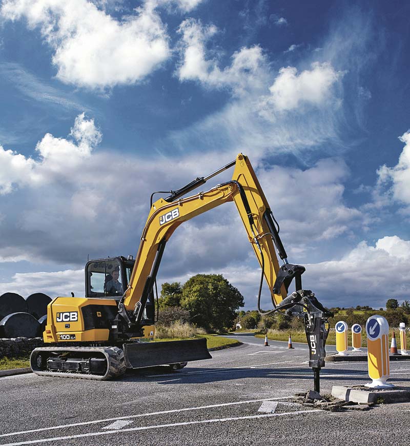 Beim Aufreißen alten Straßenbelags ragt der 100C-1 selbst mit dem Kontergewicht kaum über eine Fahrbahnspur heraus.  (Foto: JCB)