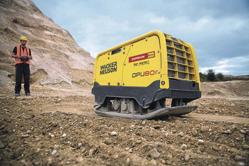 Die Rüttelplatte DPU 80r lässt sich mit einer Infrarot-Fernbedienung steuern.   (Foto: Zeppelin Rental)