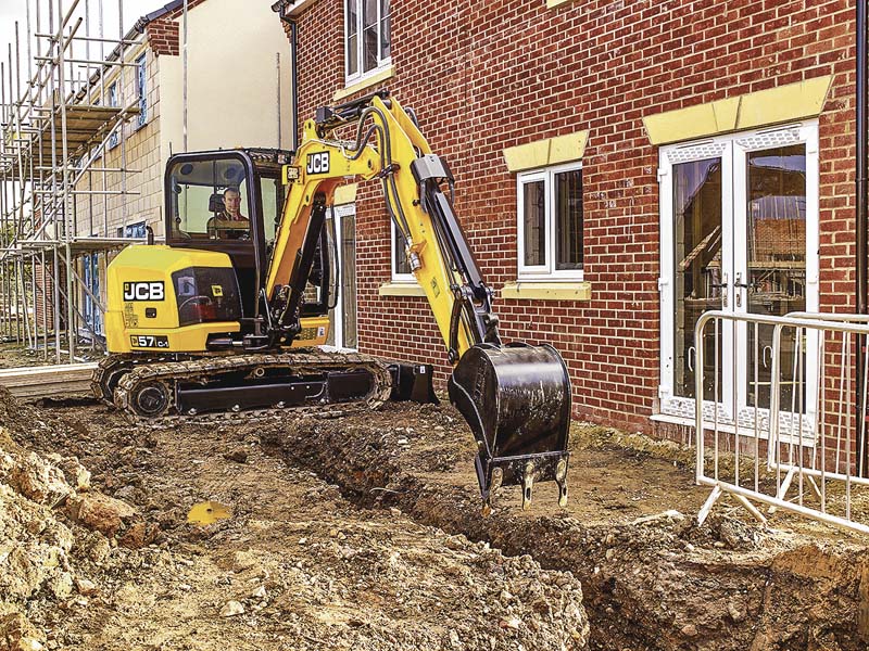 Baumaschinen sind besonders investitionsintensiv, daher sollte man vorher die Vorteile der verschiedenen Finanzierungsmöglichkeiten kennen.  (Foto: JCB)