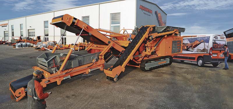 Rasches und einfaches Absenken der Siebbox zum Tauschen oder Reinigen von Siebbelägen. (Foto: Kormann Rockster Recycler GmbH)