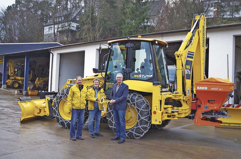 Übergabe des neuen Komatsu WB97S-5 (V.l.n.r): Die Geschäftsführer Horst und Michael Schneider sowie Schlüter-Verkaufsleiter Erich Roß. (Foto: Schlüter Baumaschinen GmbH)