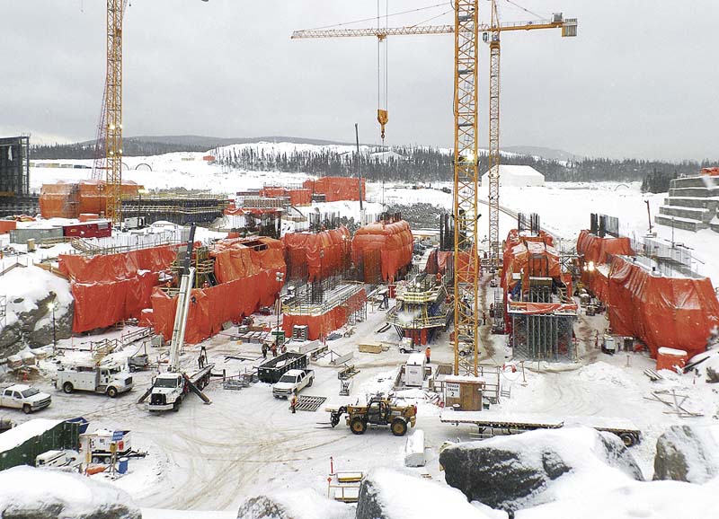 Aufgrund der eisigen Temperaturen werden die Schalungssysteme in den Kältemonaten vollständig eingehaust und weitgehend beheizt.   (Foto: Doka)