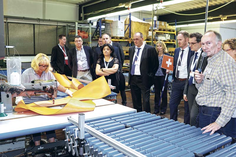 Nähen von Schwerlasthebebändern im Werk in Übach-Palenberg.  (Foto: SpanSet GmbH & Co. KG)