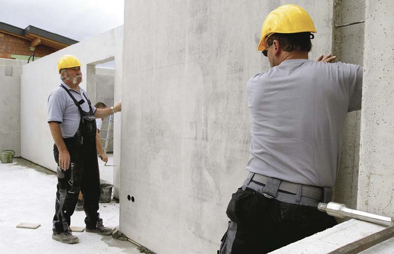 Montage einer fertigen Wand.  (Foto: Dennert Baustoffwelt GmbH & Co. KG)