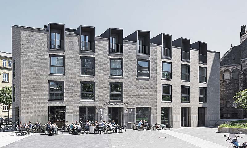 Ansicht des Tschaikowsky-Hauses vom Tschaikowskyplatz aus. Die unregelmäßige Oberfläche der vertikal gemauerten Klinker sorgt für ein lebendiges Licht- und Schattenspiel auf der Fassade.   (Foto: GIMA / Bernd Hiepe)